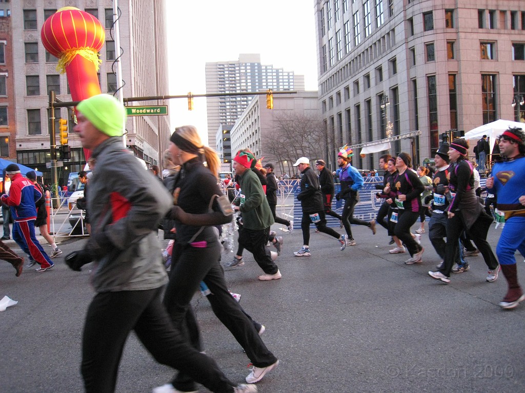 Detroit Turkey Trot 10K 2009 021.jpg - The 2009 Detroit Turkey trot 10K was run on November 29, 2009. A chilly and blustery day. Lots of costumes and racers though, 12400 strong!